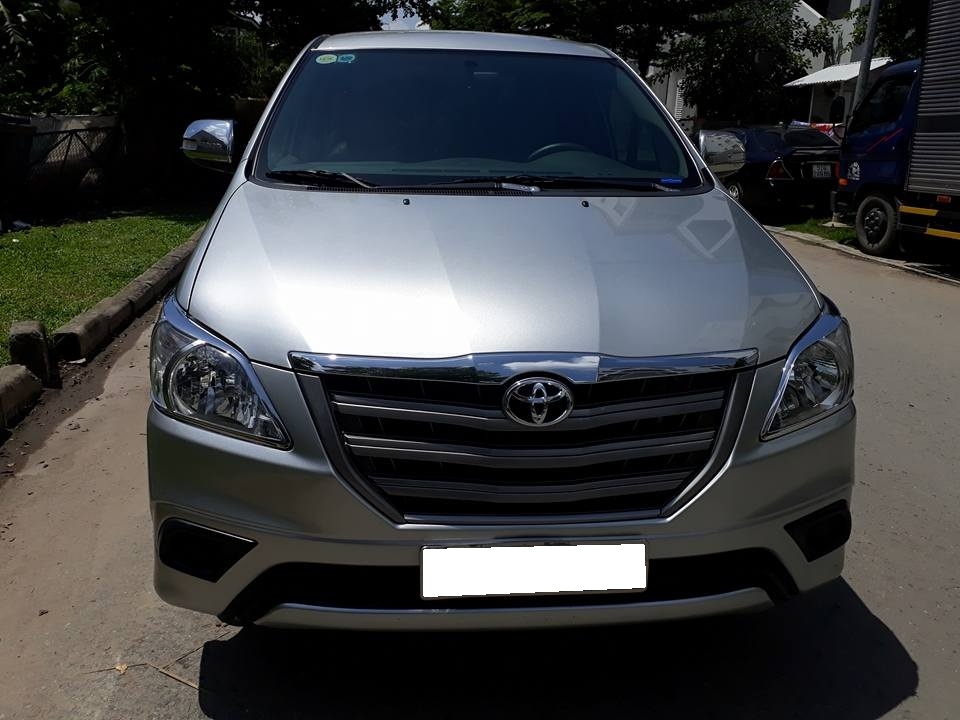 Gia đình cần bán xe Innova 2016, số sàn, màu bạc