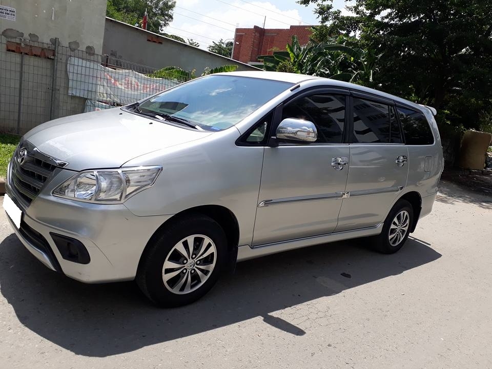 Gia đình cần bán xe Innova 2016, số sàn, màu bạc