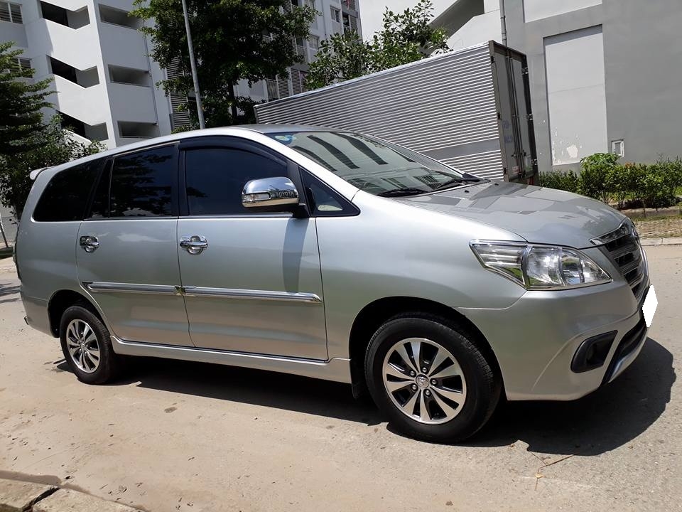 Gia đình cần bán xe Innova 2016, số sàn, màu bạc