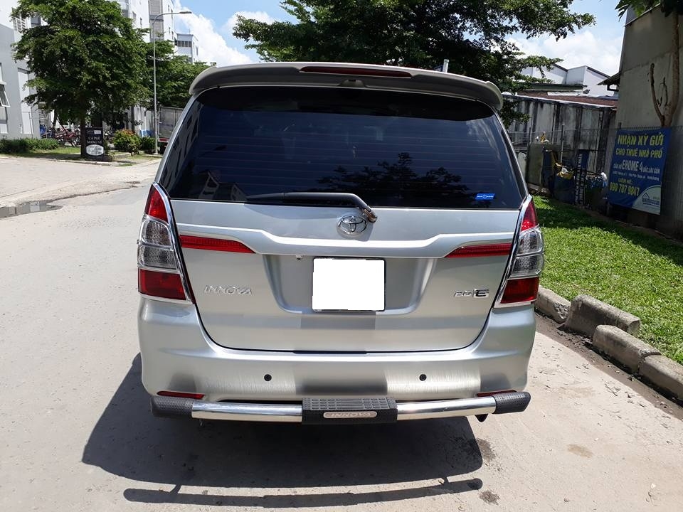 Gia đình cần bán xe Innova 2016, số sàn, màu bạc