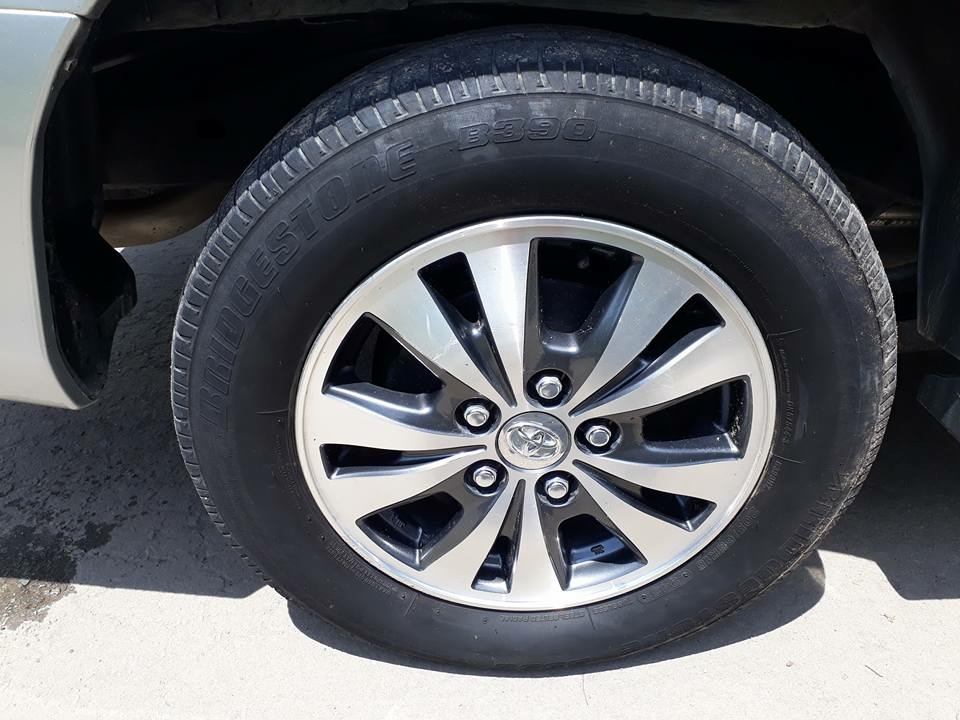 Gia đình cần bán xe Innova 2016, số sàn, màu bạc