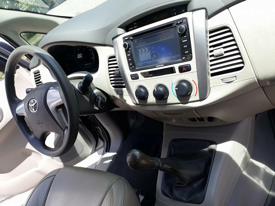 Gia đình cần bán xe Innova 2016, số sàn, màu bạc