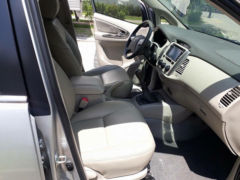 Gia đình cần bán xe Innova 2016, số sàn, màu bạc