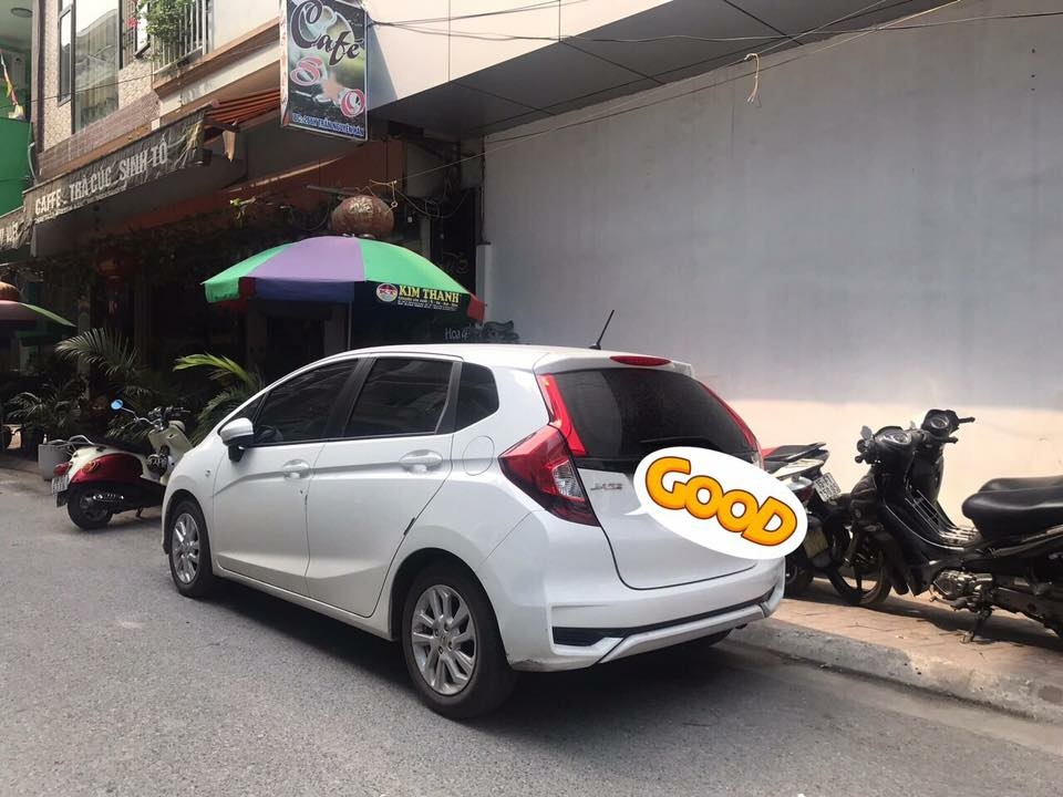 Bán gấp Honda jazz 2018 số tự động màu trắng rất thể thao.