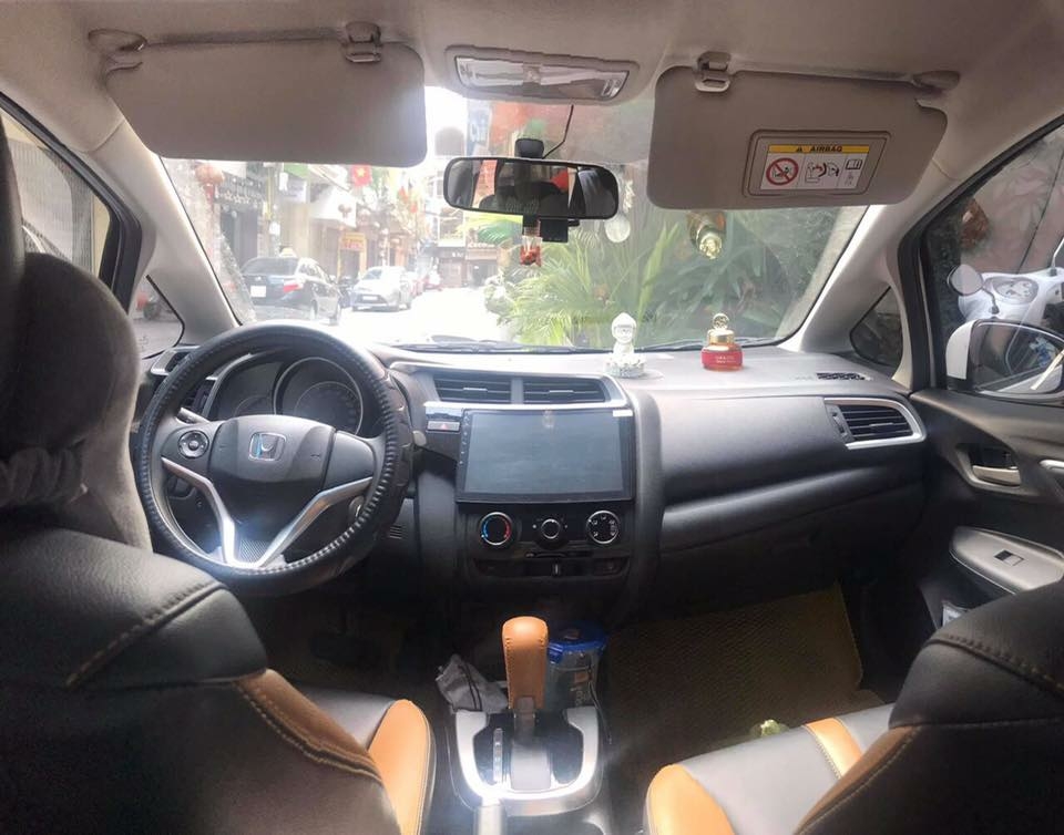 Bán gấp Honda jazz 2018 số tự động màu trắng rất thể thao.