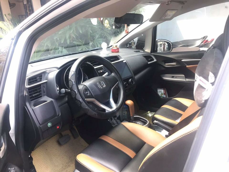 Bán gấp Honda jazz 2018 số tự động màu trắng rất thể thao.