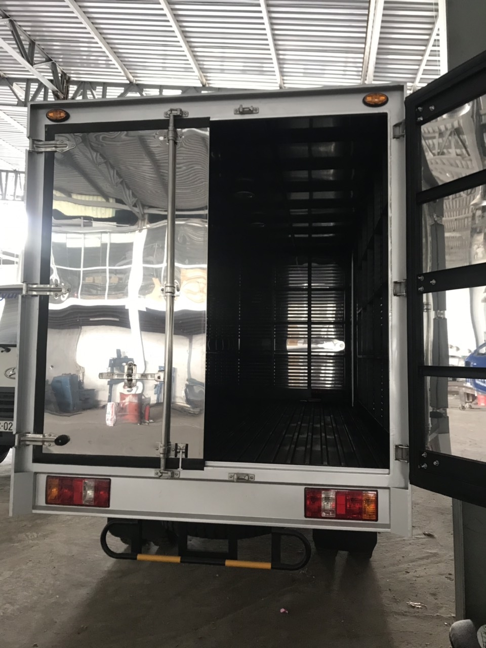 Bán xe TERACO 240 Thùng Khung Mui, Thùng Kín, Động cơ ISUZU mạnh mẽ