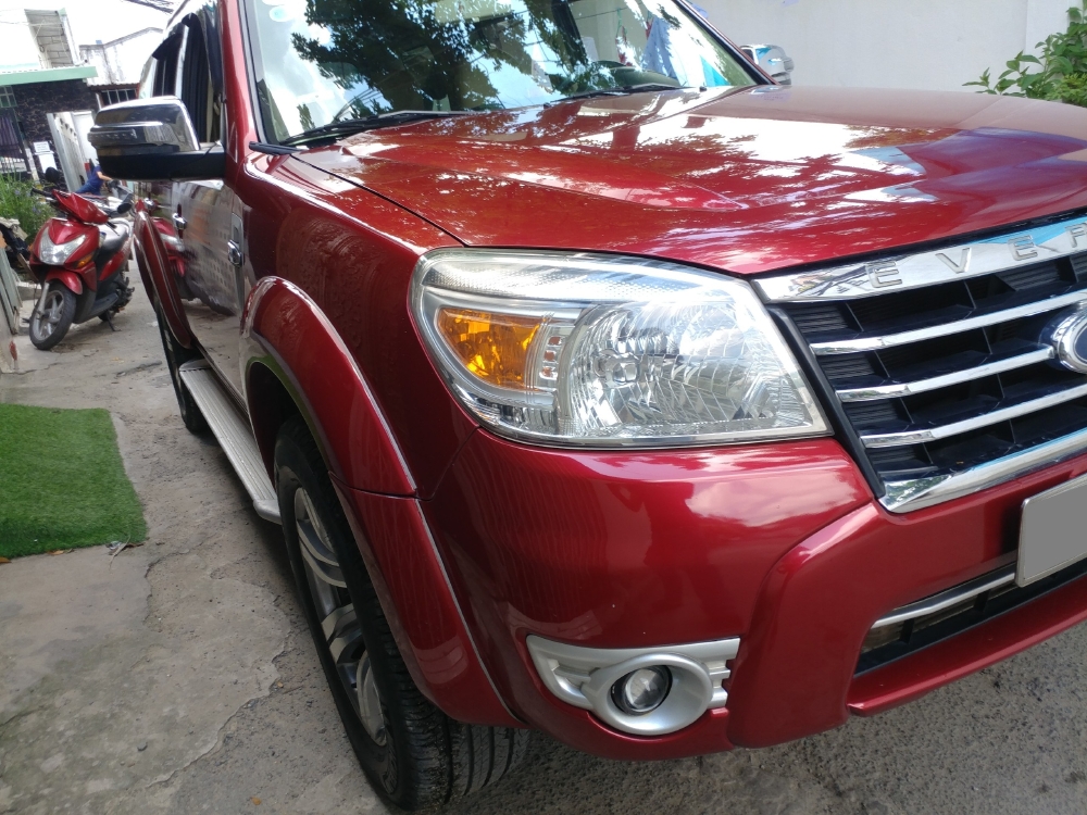 Bán Ford Everest Đỏ 2010 đk 2011 tự động máy dầu rất mới.