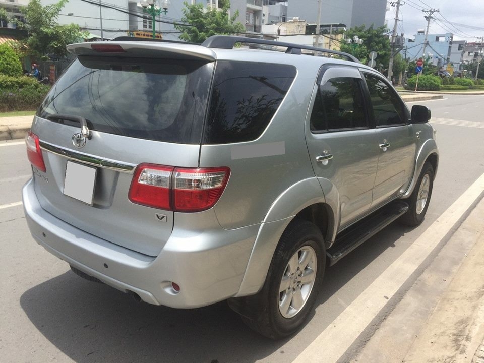bán xe Toyota Fortuner 2010 số tự động máy xăng, màu bạc
