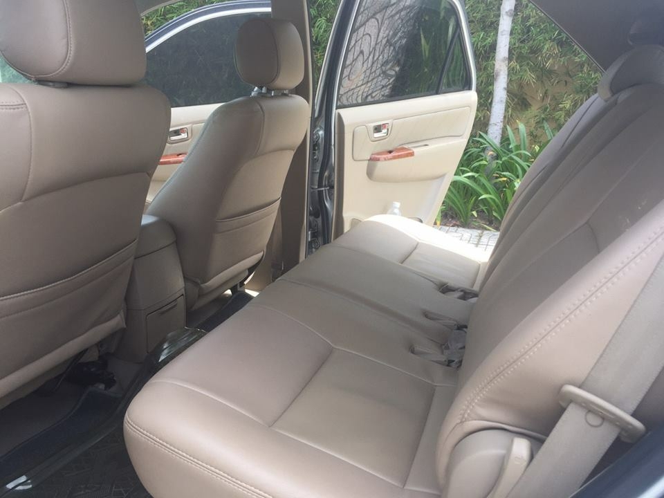 bán xe Toyota Fortuner 2010 số tự động máy xăng, màu bạc