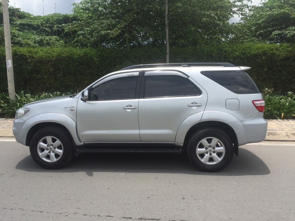 bán xe Toyota Fortuner 2010 số tự động máy xăng, màu bạc