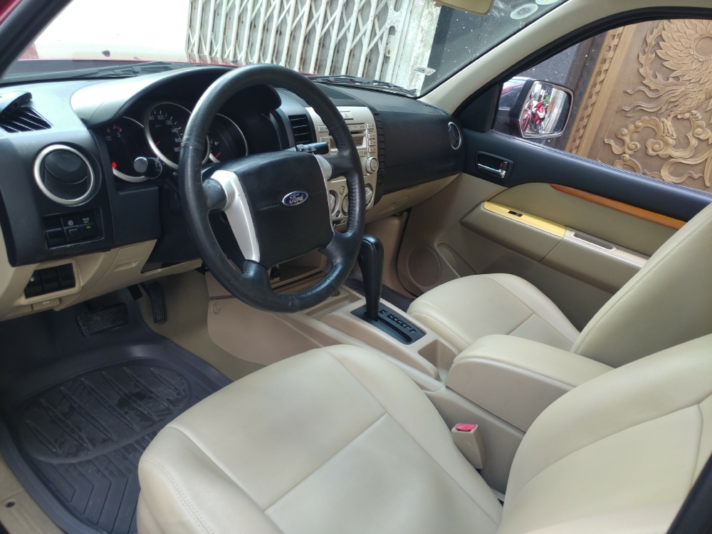 Bán Ford Everest Đỏ 2010 đk 2011 tự động máy dầu rất mới.