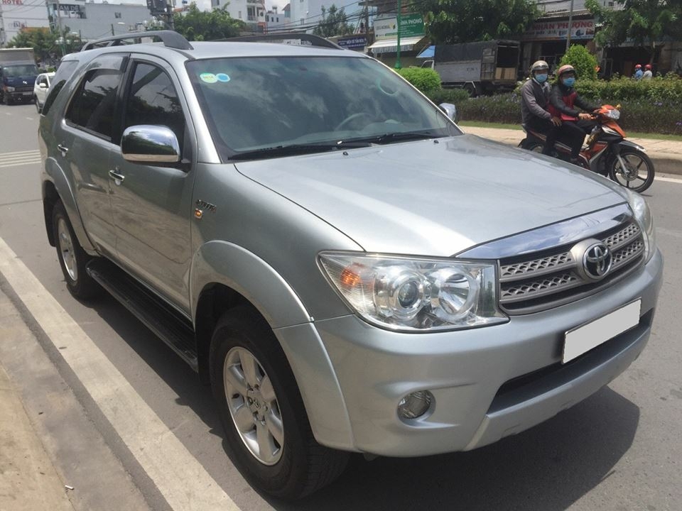 bán xe Toyota Fortuner 2010 số tự động máy xăng, màu bạc