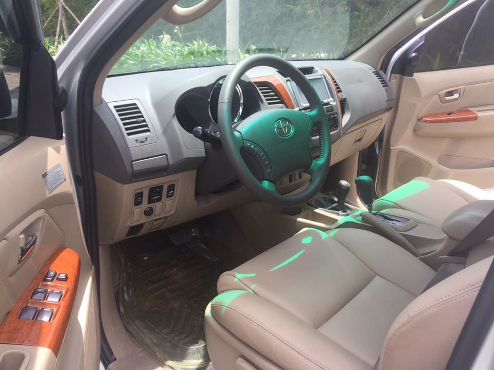 bán xe Toyota Fortuner 2010 số tự động máy xăng, màu bạc