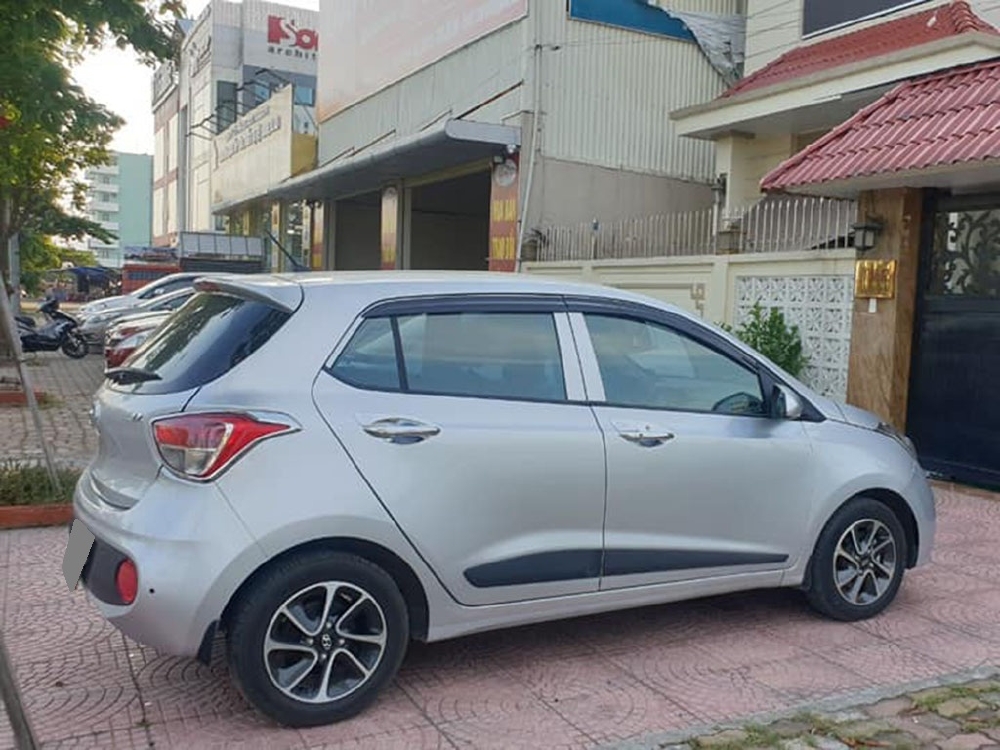 Bán Huyndai I10 số sàn 1.2 màu bạc 2018 xe gia đình