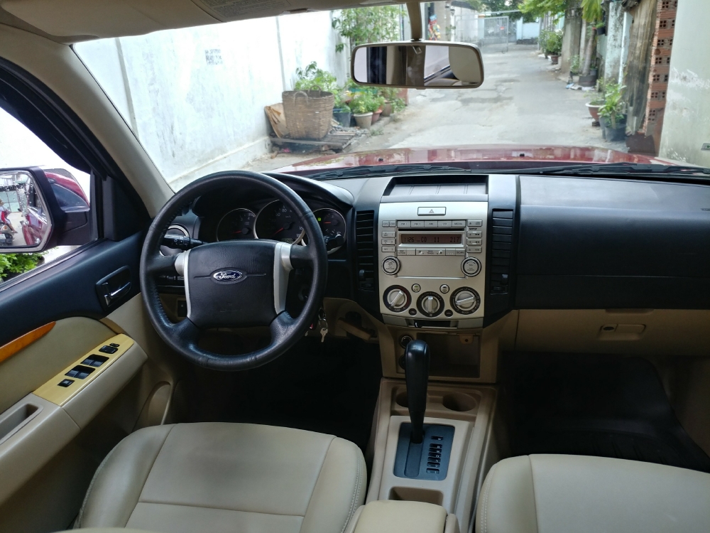 Bán Ford Everest Đỏ 2010 đk 2011 tự động máy dầu rất mới.