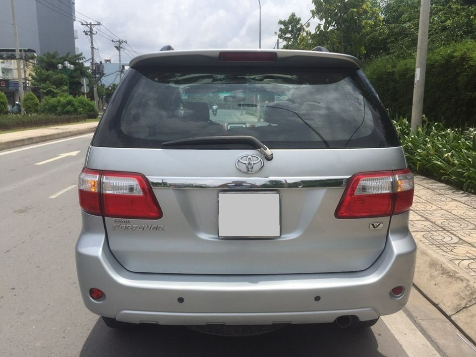 bán xe Toyota Fortuner 2010 số tự động máy xăng, màu bạc