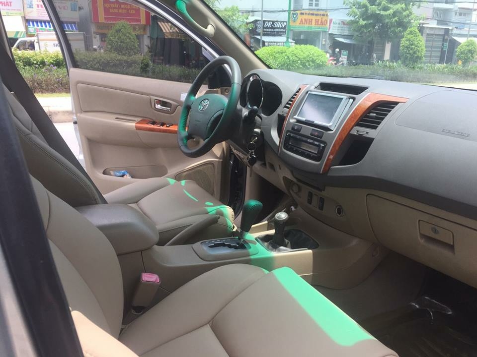 bán xe Toyota Fortuner 2010 số tự động máy xăng, màu bạc