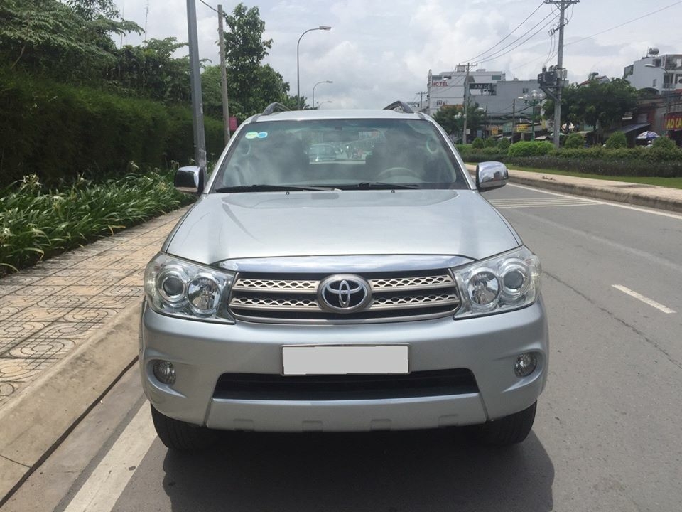 bán xe Toyota Fortuner 2010 số tự động máy xăng, màu bạc