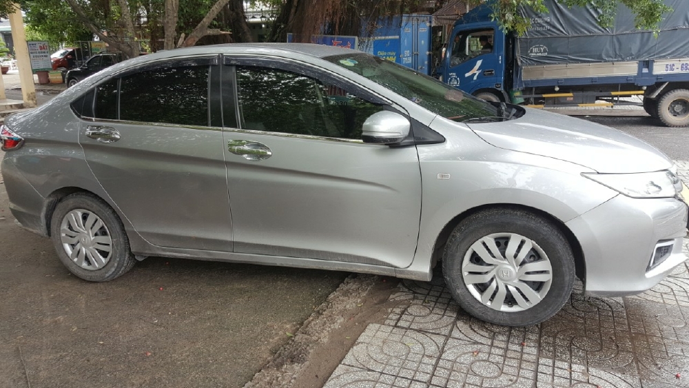 Cần bán HonDa City 1.6MT 2016 màu bạc số sàn biển SG xe đẹp
