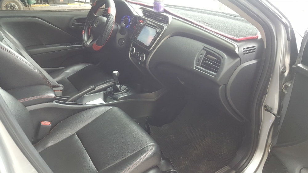 Cần bán HonDa City 1.6MT 2016 màu bạc số sàn biển SG xe đẹp