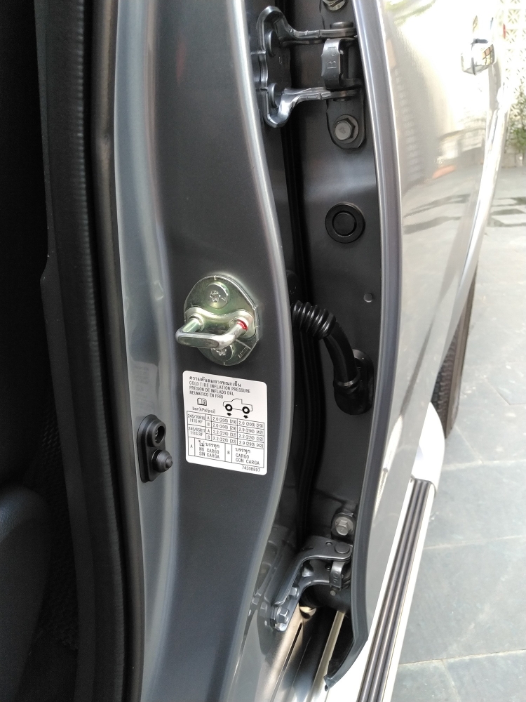 Cần bán xe Mitsubishi Triton 2017 số tự động máy dầu màu xám biển tp