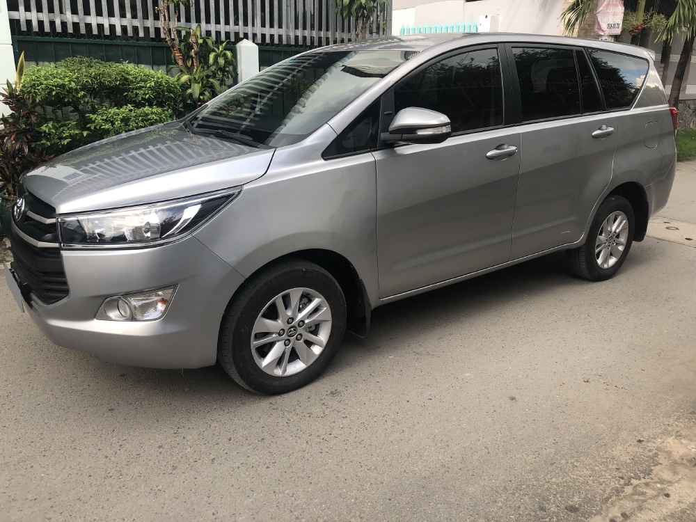 Toyota Innova 2018 số sàn màu Bạc