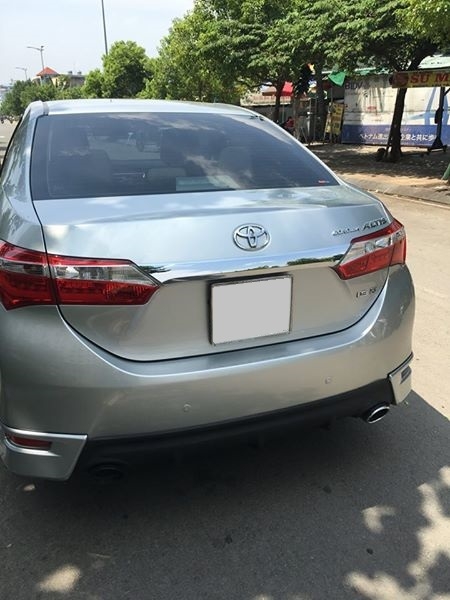 Cần bán xe Toyota Altis 2015 số sàn màu bạc, đi 43.000 Km