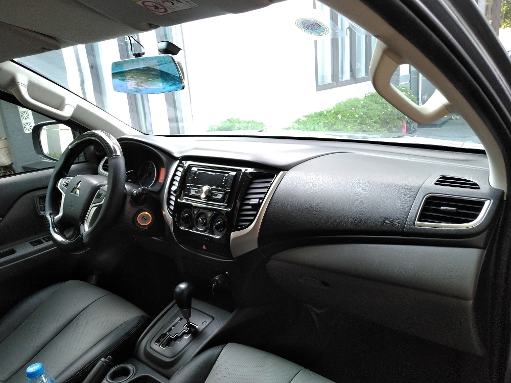 Cần bán xe Mitsubishi Triton 2017 số tự động máy dầu màu xám biển tp