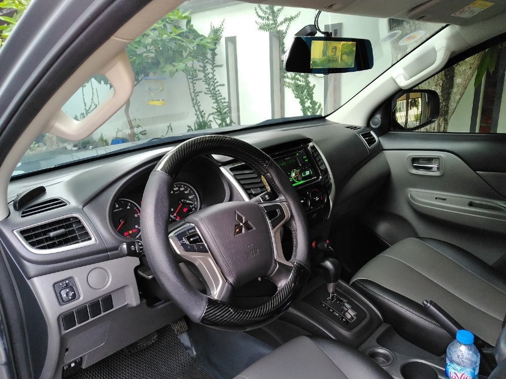 Cần bán xe Mitsubishi Triton 2017 số tự động máy dầu màu xám biển tp