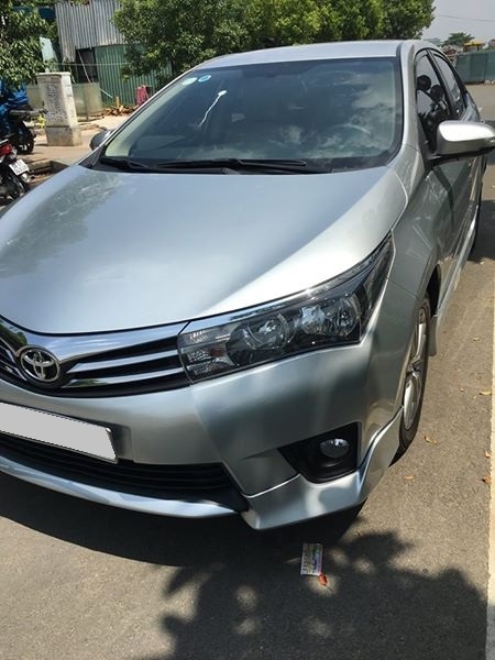 Cần bán xe Toyota Altis 2015 số sàn màu bạc, đi 43.000 Km