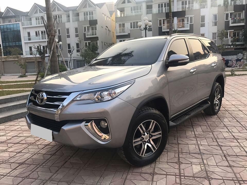 Bán Toyota Fortuner 2018 tự động xăng màu bạc xe như mới.