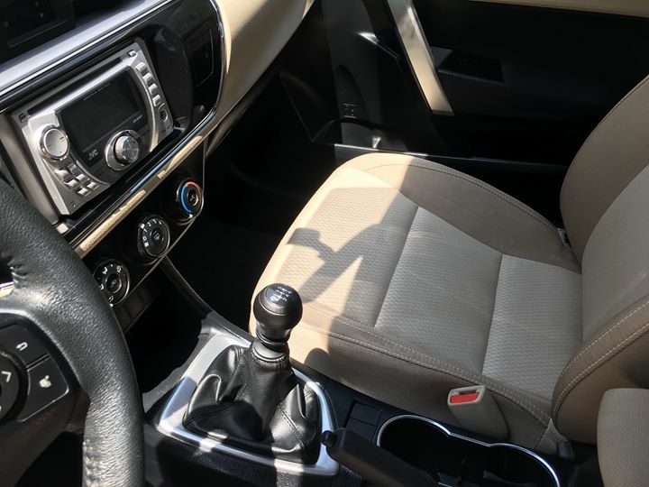 Cần bán xe Toyota Altis 2015 số sàn màu bạc, đi 43.000 Km