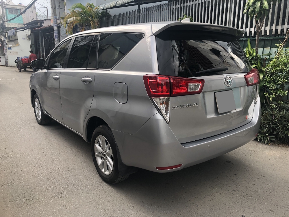 Toyota Innova 2018 số sàn màu Bạc