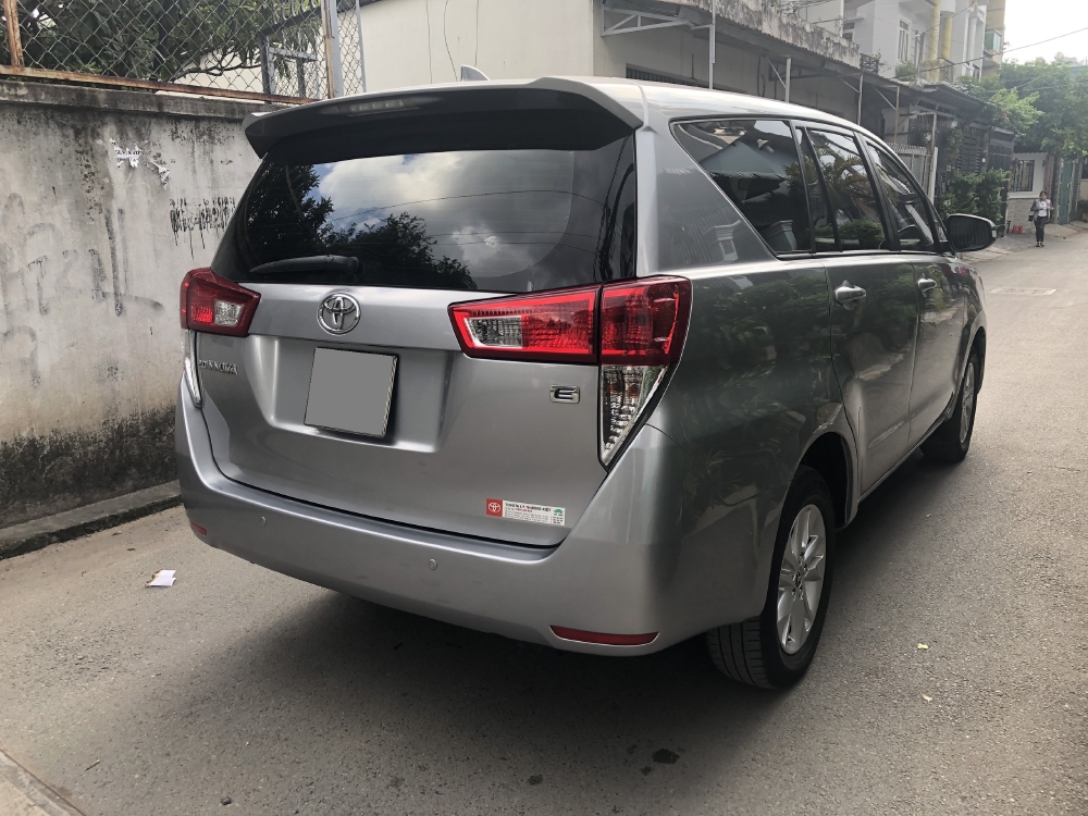 Toyota Innova 2018 số sàn màu Bạc