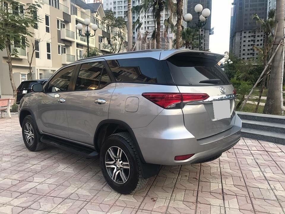Bán Toyota Fortuner 2018 tự động xăng màu bạc xe như mới.