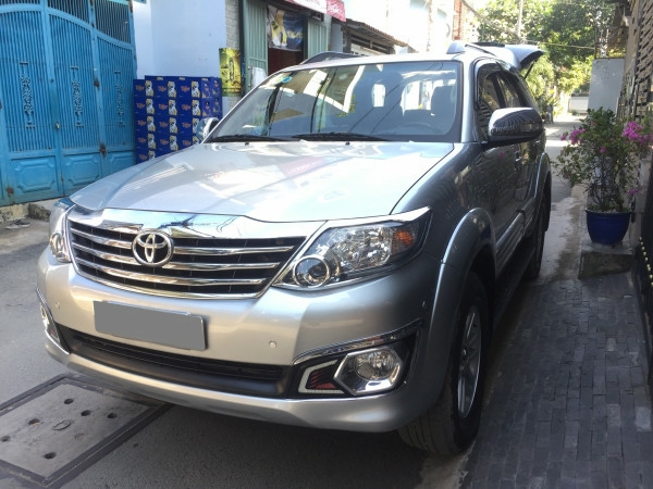 Bán xe Toyota Fortuner 2014 tự động máy xăng màu bạc