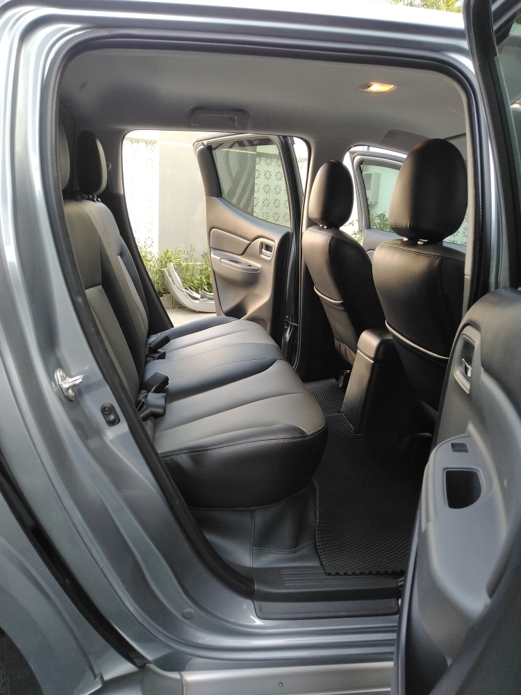 Cần bán xe Mitsubishi Triton 2017 số tự động máy dầu màu xám biển tp