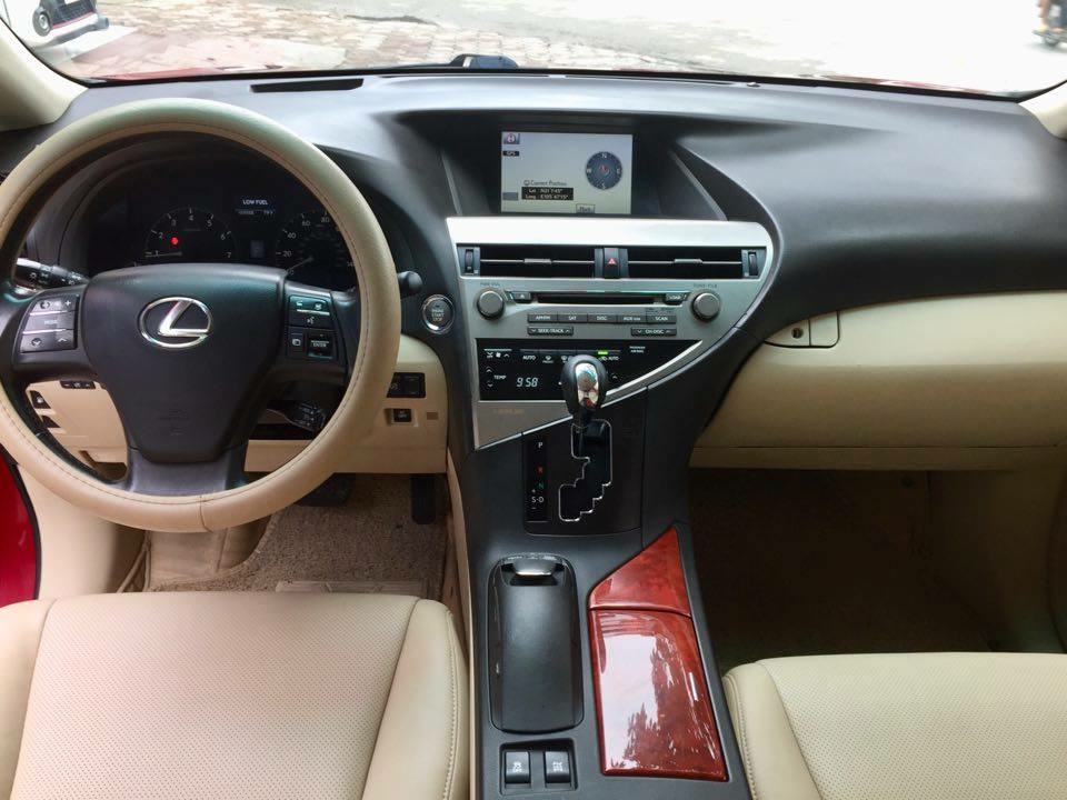 Lexus RX350, sản xuất 2009, đăng ký 2009. Động cơ V6 3.5L máy xăng, mầu đỏ, nội thất kem. Biển Hà Nội.