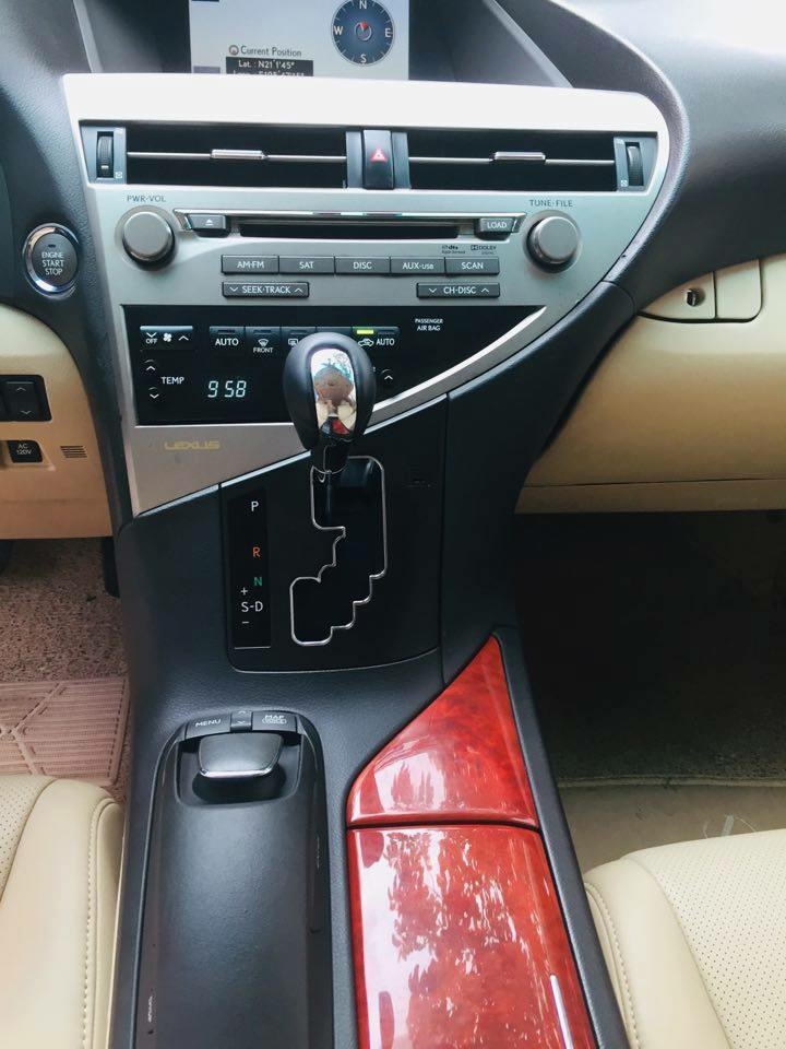 Lexus RX350, sản xuất 2009, đăng ký 2009. Động cơ V6 3.5L máy xăng, mầu đỏ, nội thất kem. Biển Hà Nội.