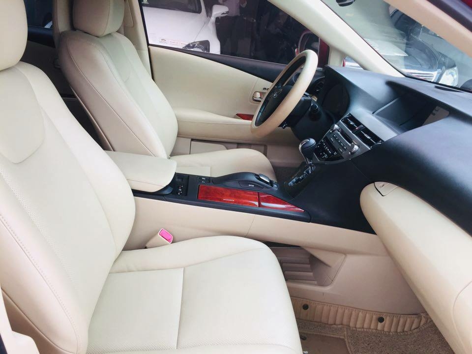 Lexus RX350, sản xuất 2009, đăng ký 2009. Động cơ V6 3.5L máy xăng, mầu đỏ, nội thất kem. Biển Hà Nội.
