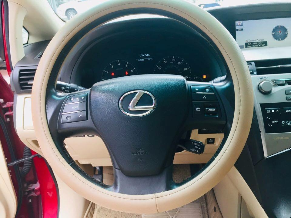 Lexus RX350, sản xuất 2009, đăng ký 2009. Động cơ V6 3.5L máy xăng, mầu đỏ, nội thất kem. Biển Hà Nội.