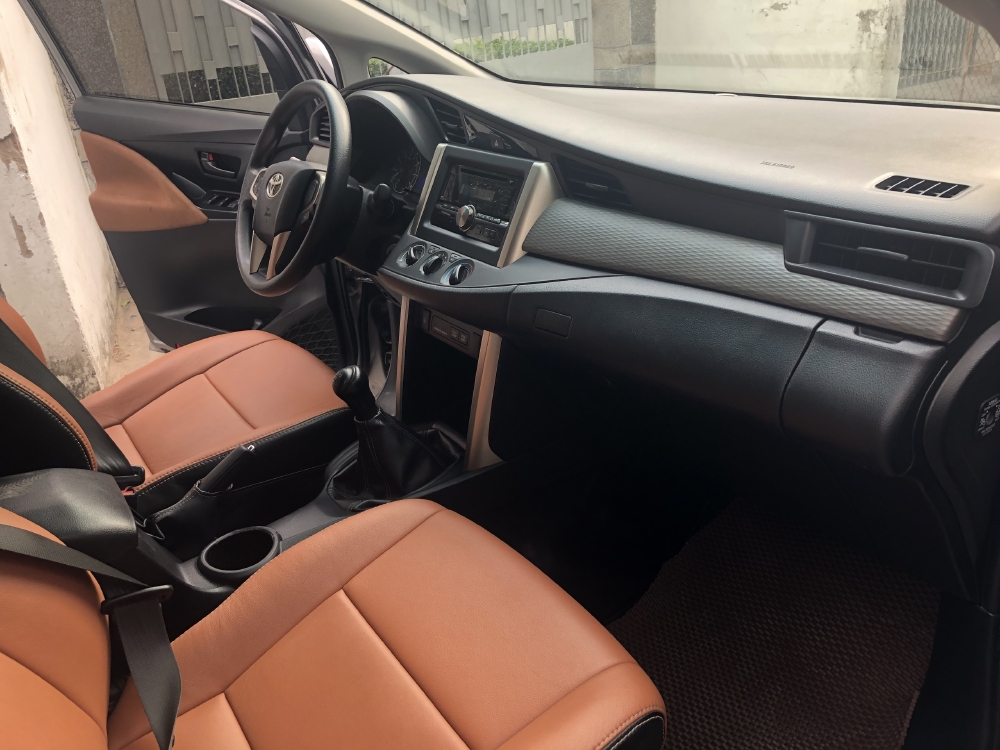 Toyota Innova 2018 số sàn màu Bạc