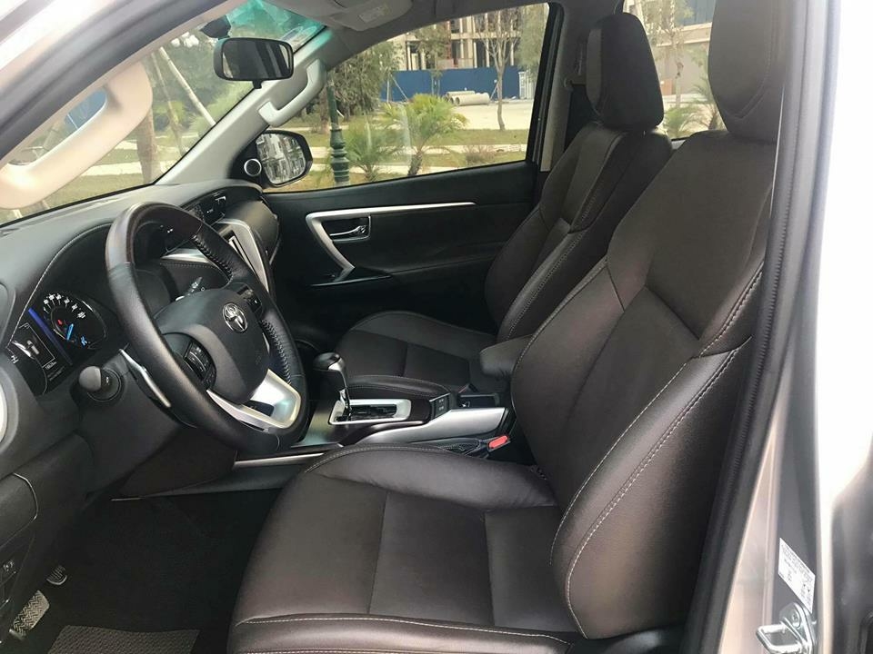 Bán Toyota Fortuner 2018 tự động xăng màu bạc xe như mới.