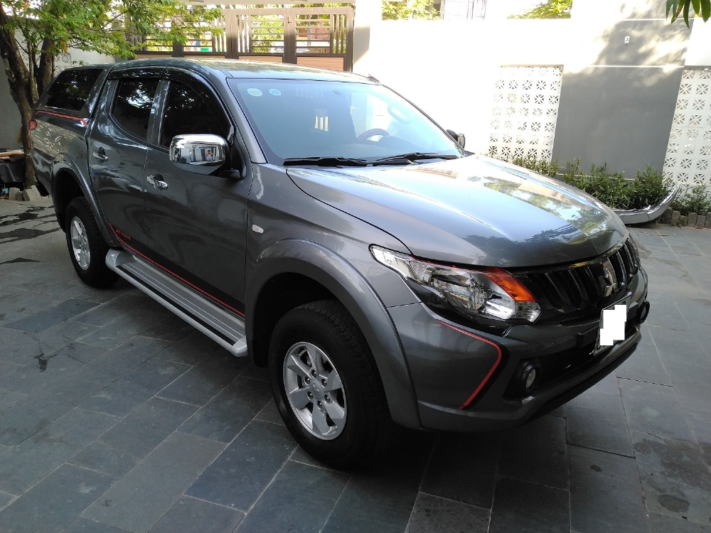 Cần bán xe Mitsubishi Triton 2017 số tự động máy dầu màu xám biển tp