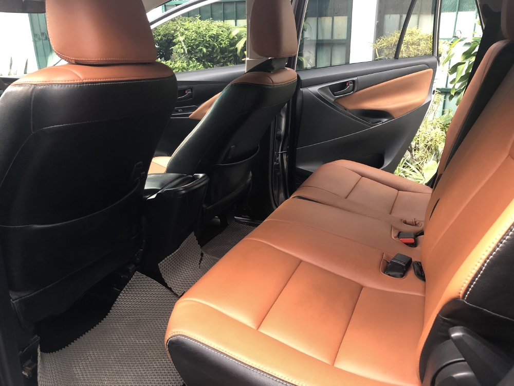 Toyota Innova 2018 số sàn màu Bạc