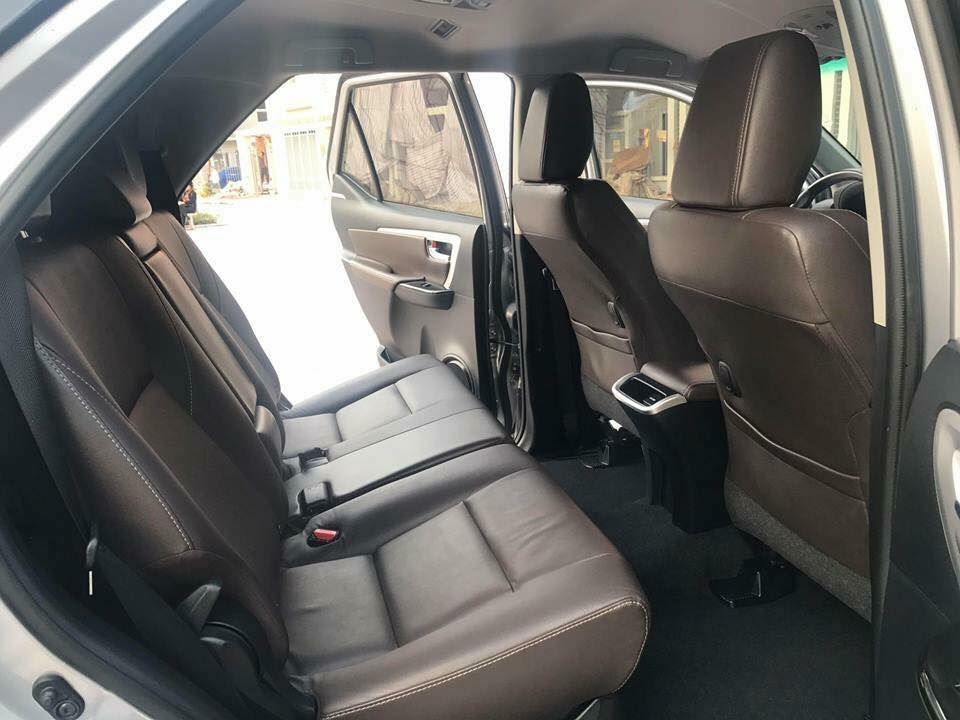 Bán Toyota Fortuner 2018 tự động xăng màu bạc xe như mới.