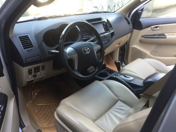Bán xe Toyota Fortuner 2014 tự động máy xăng màu bạc