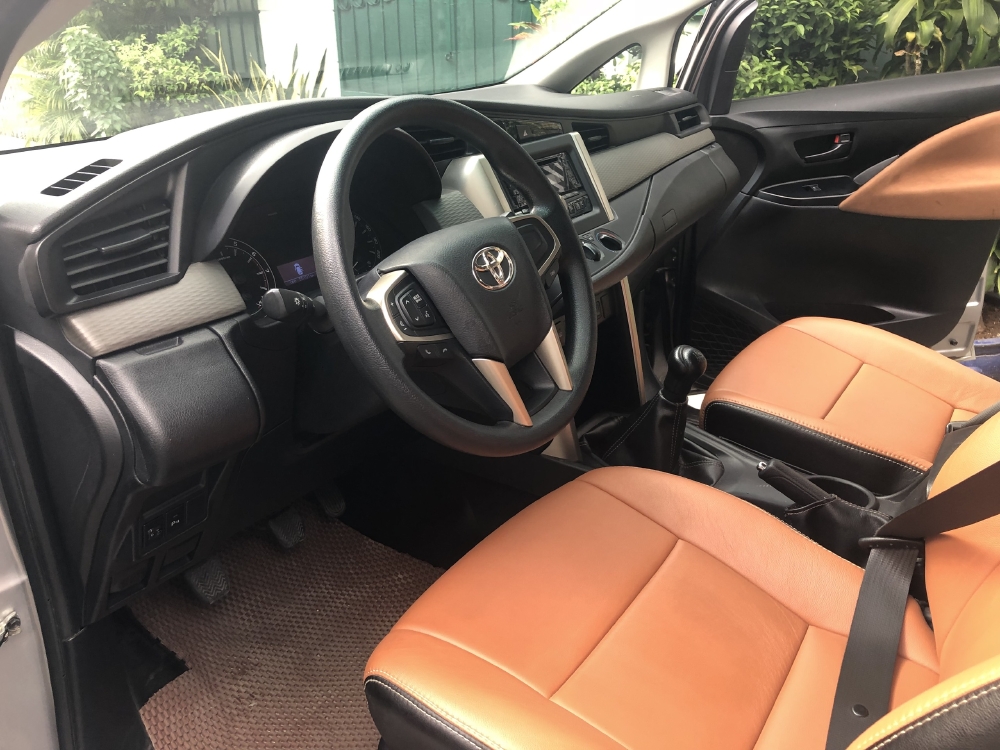Toyota Innova 2018 số sàn màu Bạc