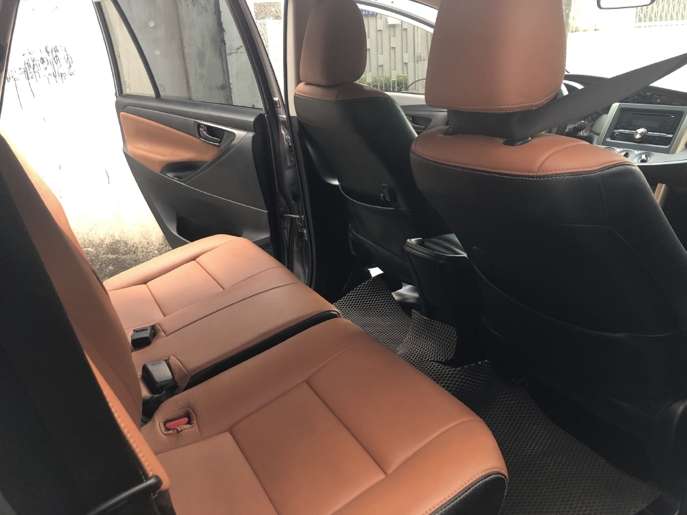 Toyota Innova 2018 số sàn màu Bạc